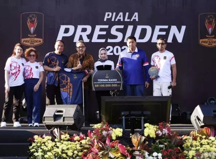 Ketua SC Piala Presiden 2026, Maruarar Sirait (dua dari kanan), mengatakan penetapan Bali sebagai lokasi pertandingan telah mendapat persetujuan dari Ketua Umum PSSI. (Sumber Foto : ANTARA FOTO/Rizal Hanafi)