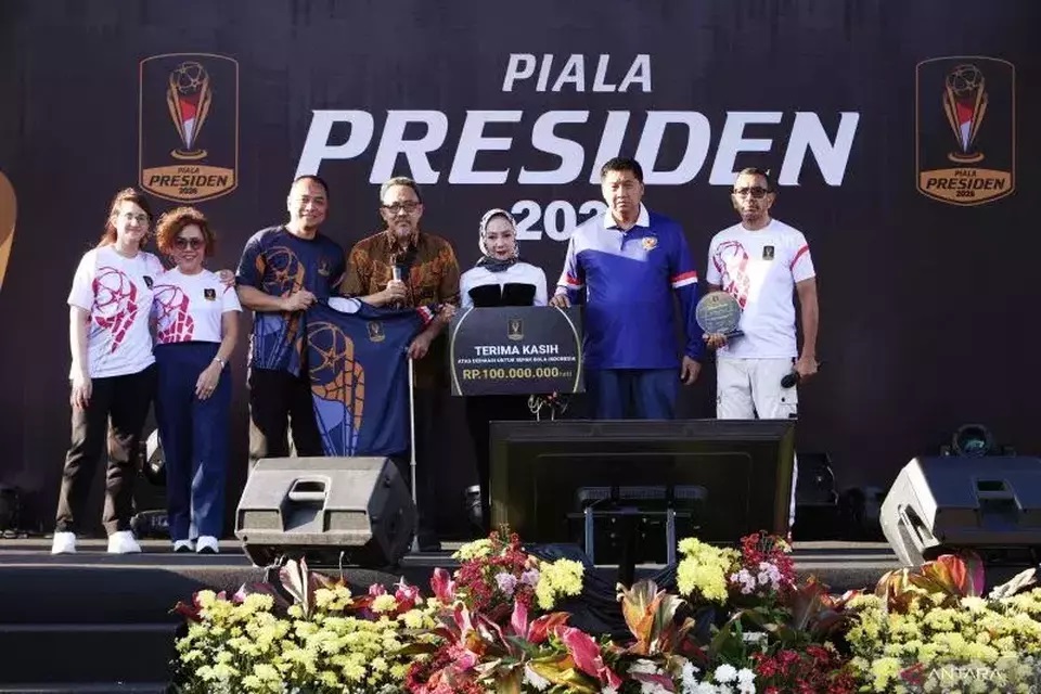 Ketua SC Piala Presiden 2026, Maruarar Sirait (dua dari kanan), mengatakan penetapan Bali sebagai lokasi pertandingan telah mendapat persetujuan dari Ketua Umum PSSI. (Sumber Foto : ANTARA FOTO/Rizal Hanafi)