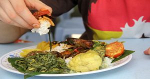 Ilustrasi makan pakai tangan. Foto: Net