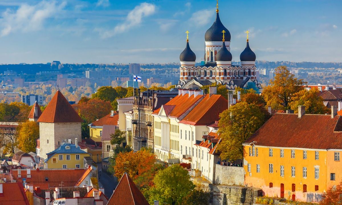 Bukit Toompea dengan kastel dan menara, serta gereja Russian Orthodox Alexander Nevsky Cathedral, dilihat dari menara gereja St. Olaf, Tallinn, Estonia(Shutterstock)
