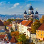 Bukit Toompea dengan kastel dan menara, serta gereja Russian Orthodox Alexander Nevsky Cathedral, dilihat dari menara gereja St. Olaf, Tallinn, Estonia(Shutterstock)