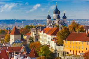 Bukit Toompea dengan kastel dan menara, serta gereja Russian Orthodox Alexander Nevsky Cathedral, dilihat dari menara gereja St. Olaf, Tallinn, Estonia(Shutterstock)