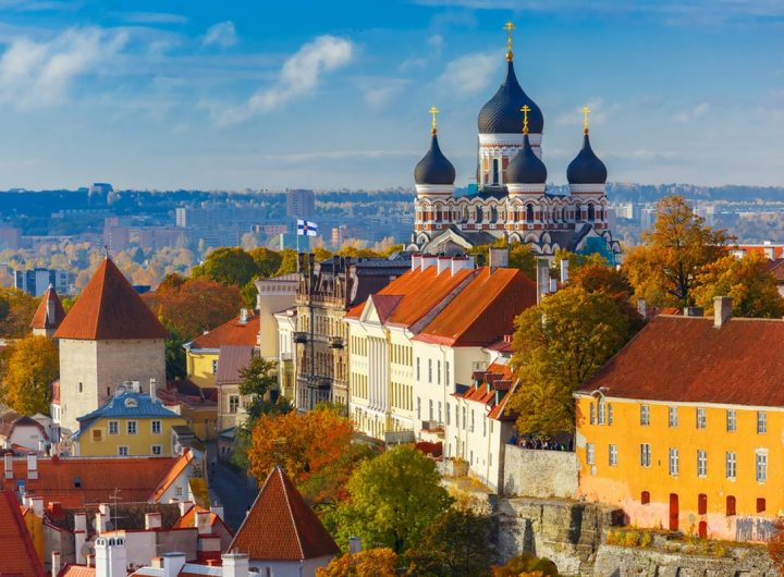 Bukit Toompea dengan kastel dan menara, serta gereja Russian Orthodox Alexander Nevsky Cathedral, dilihat dari menara gereja St. Olaf, Tallinn, Estonia(Shutterstock)