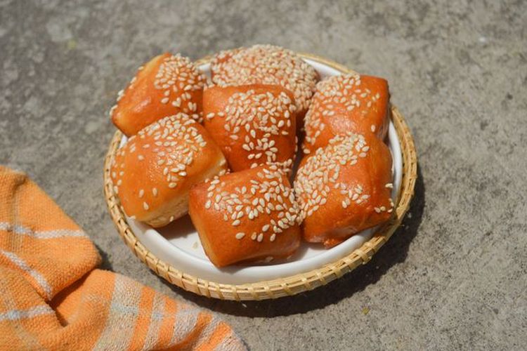 Odading bertabur wijen yang serupa dengan Oliebollen, kue khas Belanda. (SHUTTERSTOCK/NILASITO)
