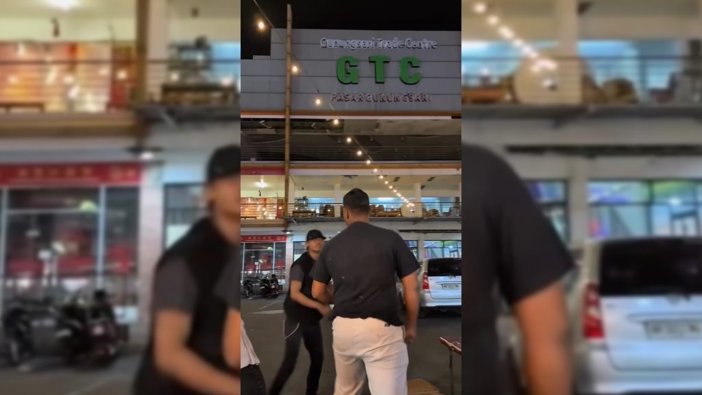Sebuah video viral di media sosial memperlihatkan aksi keributan di salah satu area kuliner di Kota Cirebon, Jawa Barat, pada Selasa malam. Pengunjung yang tidak terima dimintai uang secara paksa dan dimaki oleh pengamen terlibat perselisihan hingga akhirnya dikeroyok oleh dua pengamen (Tangkapan Layar)