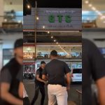 Sebuah video viral di media sosial memperlihatkan aksi keributan di salah satu area kuliner di Kota Cirebon, Jawa Barat, pada Selasa malam. Pengunjung yang tidak terima dimintai uang secara paksa dan dimaki oleh pengamen terlibat perselisihan hingga akhirnya dikeroyok oleh dua pengamen (Tangkapan Layar)