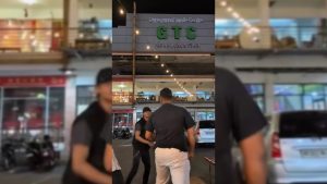 Sebuah video viral di media sosial memperlihatkan aksi keributan di salah satu area kuliner di Kota Cirebon, Jawa Barat, pada Selasa malam. Pengunjung yang tidak terima dimintai uang secara paksa dan dimaki oleh pengamen terlibat perselisihan hingga akhirnya dikeroyok oleh dua pengamen (Tangkapan Layar)