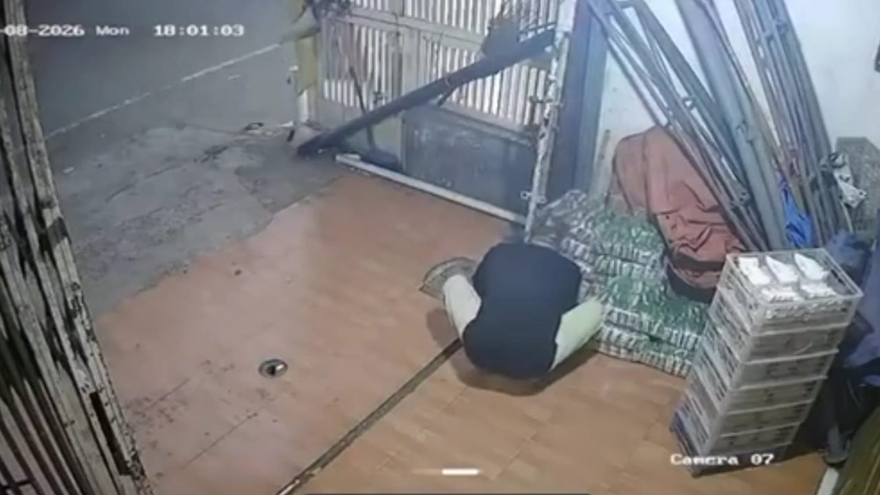 Aksi Pencurian Sebuah Toko Frozen Food Terekam Kamera CCTV (Tangkapan Layar)