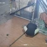 Aksi Pencurian Sebuah Toko Frozen Food Terekam Kamera CCTV (Tangkapan Layar)
