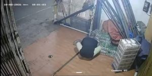 Aksi Pencurian Sebuah Toko Frozen Food Terekam Kamera CCTV (Tangkapan Layar)