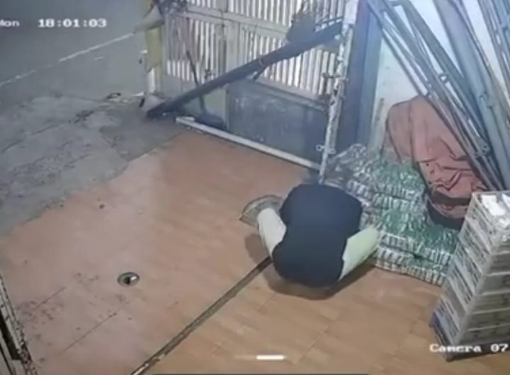 Aksi Pencurian Sebuah Toko Frozen Food Terekam Kamera CCTV (Tangkapan Layar)