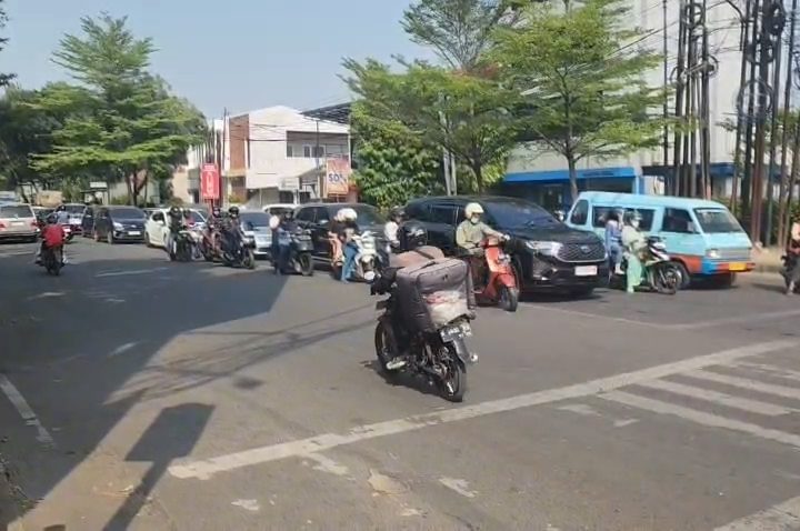 Pemerintah Kota Cirebon mengevaluasi perubahan pengaturan lampu lalu lintas di Simpang Pemuda-Cipto Mangunkusumo (Foto : Darfan)