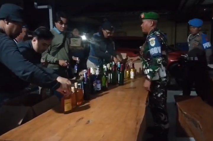 Polisi Sita 417 Botol Minuman Beralkohol di Majalengka (Foto : Darfan)