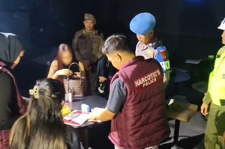 Puluhan pekerja dan pengunjung tempat hiburan malam di wilayah hukum Polresta Cirebon didatangi petugas kepolisian. (Foto : Darfan)