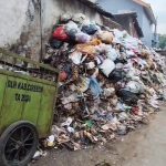 Kondisi gunungan sampah yang menutup jalan terlihat di Desa Karangmulya, Kecamatan Plumbon, Kabupaten Cirebon (Foto : Darfan)