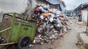 Kondisi gunungan sampah yang menutup jalan terlihat di Desa Karangmulya, Kecamatan Plumbon, Kabupaten Cirebon (Foto : Darfan)