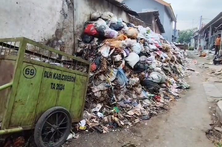 Kondisi gunungan sampah yang menutup jalan terlihat di Desa Karangmulya, Kecamatan Plumbon, Kabupaten Cirebon (Foto : Darfan)