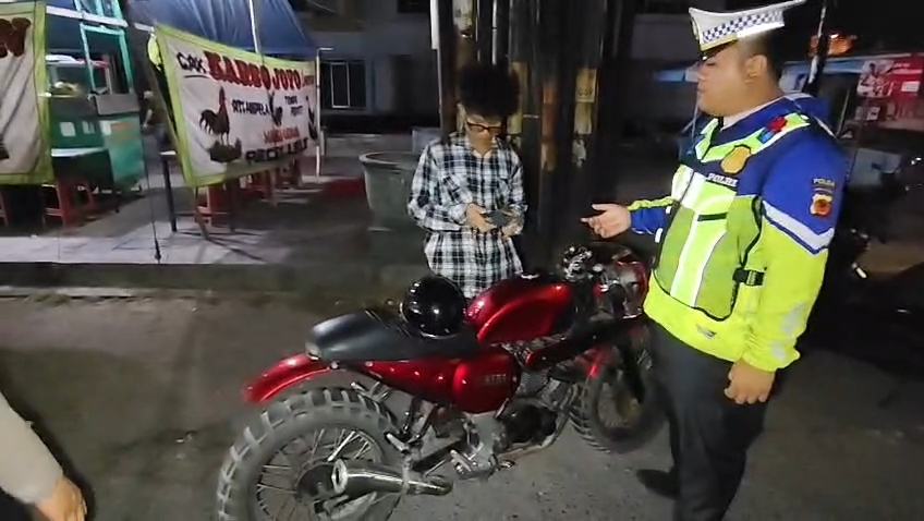 Polres Cirebon Kota menggelar Kegiatan Rutin yang Ditingkatkan (KRYD) sebagai upaya menciptakan situasi keamanan dan ketertiban masyarakat (kamtibmas) yang kondusif (Foto : Darfan)