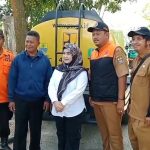 Pemerintah Kota Cirebon mulai mendistribusikan air bersih dengan mengisi toren dan tempat penampungan air berkapasitas ribuan liter (Foto : Darfan)