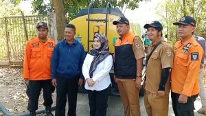Pemerintah Kota Cirebon mulai mendistribusikan air bersih dengan mengisi toren dan tempat penampungan air berkapasitas ribuan liter (Foto : Darfan)