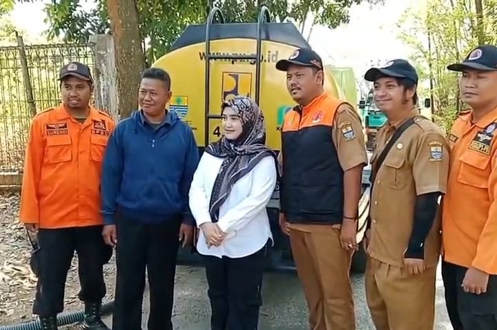 Pemerintah Kota Cirebon mulai mendistribusikan air bersih dengan mengisi toren dan tempat penampungan air berkapasitas ribuan liter (Foto : Darfan)