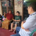 Muhammad Dewa, warga Kota Cirebon, diduga kehilangan data administrasi kependudukannya saat akan melakukan pembaruan data di Dinas Kependudukan dan Pencatatan Sipil. (Sumber Foto : Darfan)