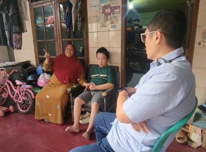 Muhammad Dewa, warga Kota Cirebon, diduga kehilangan data administrasi kependudukannya saat akan melakukan pembaruan data di Dinas Kependudukan dan Pencatatan Sipil. (Sumber Foto : Darfan)