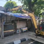 Petugas gabungan menertibkan bangunan liar dan reklame di Jalan Kesambi, Kota Cirebon. (Foto : Darfan)