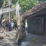 Penertiban ratusan bangunan liar dan lapak pedagang kaki lima di sepanjang Jalan Kesambi, Kota Cirebon (Foto : Darfan)
