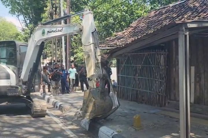 Penertiban ratusan bangunan liar dan lapak pedagang kaki lima di sepanjang Jalan Kesambi, Kota Cirebon (Foto : Darfan)