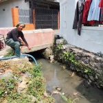 Tak Ada Air, Warga Sedot Air Selokan untuk Mandi dan Mencuci (Foto : Darfan)