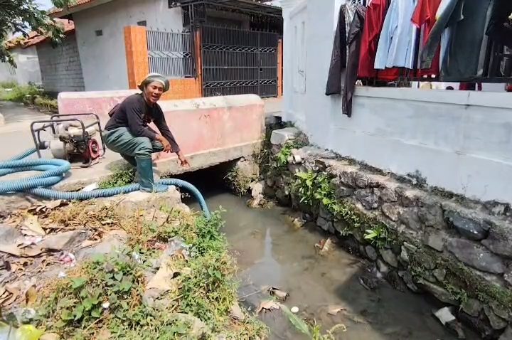 Tak Ada Air, Warga Sedot Air Selokan untuk Mandi dan Mencuci (Foto : Darfan)
