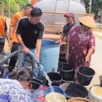 Dilanda Kemarau Panjang Selama Dua Bulan, Warga Serbu Bantuan Air Bersih (Foto : Darfan)