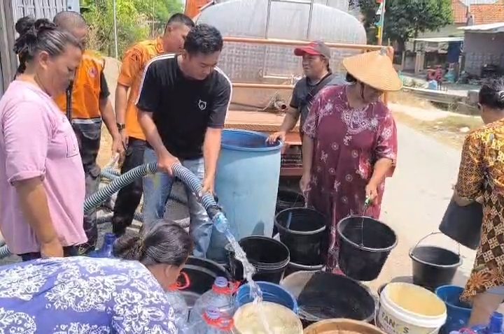 Dilanda Kemarau Panjang Selama Dua Bulan, Warga Serbu Bantuan Air Bersih (Foto : Darfan)