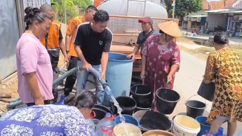 Dilanda Kemarau Panjang Selama Dua Bulan, Warga Serbu Bantuan Air Bersih (Foto : Darfan)