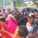 Ricuh Tradisi Tawurji Keraton Kanoman, Warga Merangsek dan Berebut Koin Curak (Foto : Darfan)