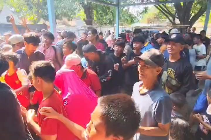 Ricuh Tradisi Tawurji Keraton Kanoman, Warga Merangsek dan Berebut Koin Curak (Foto : Darfan)
