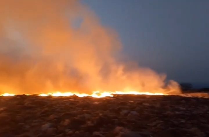 TPA Ciniru Kuningan Terbakar Hebat, Petugas Damkar Berjibaku Padamkan Api (Foto :Darfan)