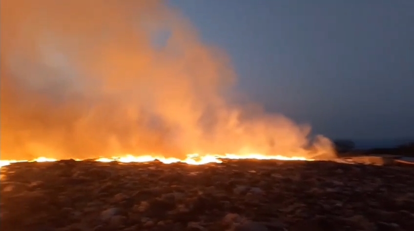 TPA Ciniru Kuningan Terbakar Hebat, Petugas Damkar Berjibaku Padamkan Api (Foto :Darfan)