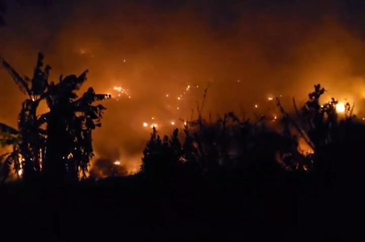 Kebakaran TPSA Ciniru Meluas, Tiga Hektare Lahan Terbakar, Petugas Terus Berupaya Memadamkan Api (Foto : Darfan)