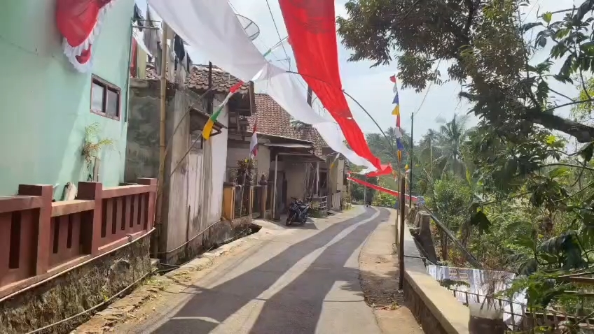 Menjunjung Nasionalisme, Warga Majalengka Bentangkan Bendera Merah Putih Sepanjang Seribu Meter (Foto : Darfan)