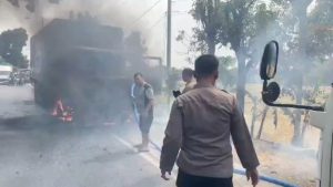 Diduga Akibat Korsleting Listrik, Truk Kontainer Ludes Terbakar (Foto : Darfan)
