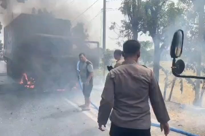 Diduga Akibat Korsleting Listrik, Truk Kontainer Ludes Terbakar (Foto : Darfan)