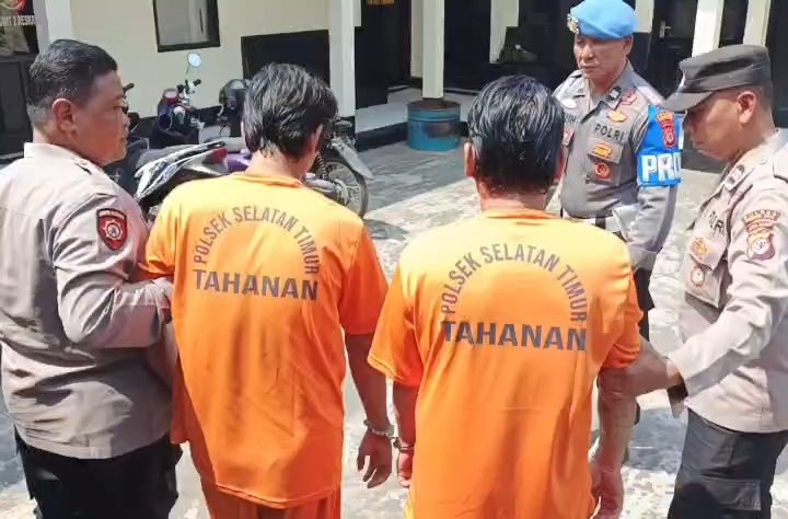SS dan SB digelandang ke Mapolsek Seltim setelah mencuri uang dan perhiasan milik korban kebakaran (Foto : Darfan)