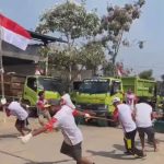 Meriahkan Kemerdekaan, Petugas Kebersihan Adu Kompak Tarik Dump Truck Sampah (Foto : Darfan)