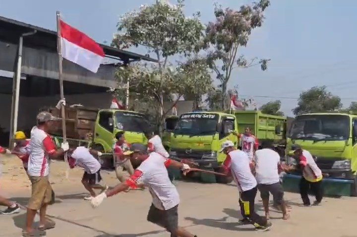 Meriahkan Kemerdekaan, Petugas Kebersihan Adu Kompak Tarik Dump Truck Sampah (Foto : Darfan)