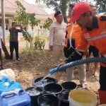 Baznas Kuningan menyalurkan bantuan air bersih ke sejumlah wilayah Kuningan yang terdampak kemarau (Foto : Darfan)