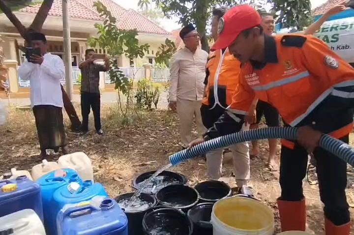 Baznas Kuningan menyalurkan bantuan air bersih ke sejumlah wilayah Kuningan yang terdampak kemarau (Foto : Darfan)