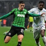 Pemain Sassuolo, Jay Idzes (kanan) berebut bola dengan pemain Inter Milan, Ange-Yoan Bonny dalam laga lanjutan Liga Italia 2025/2026 di Mapei Stadium, Minggu (08/02/2026) waktu setempat. (AFP/Piero Cruciatti)