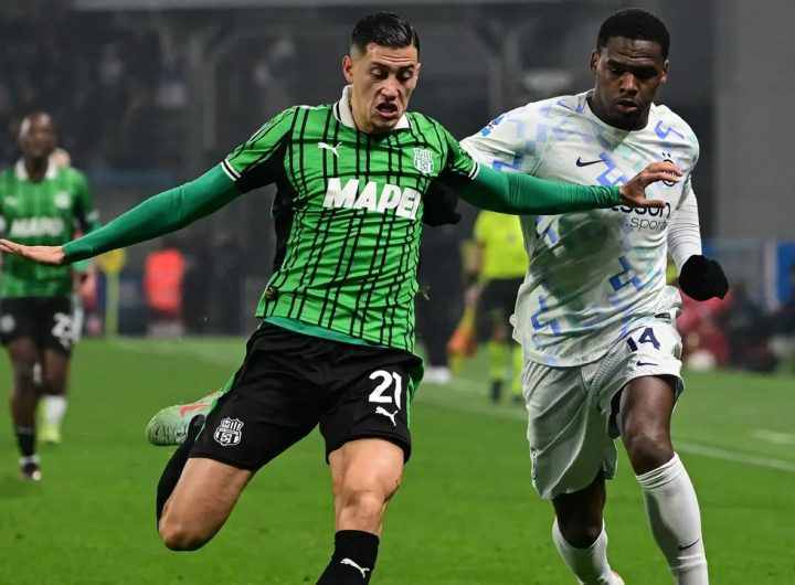 Pemain Sassuolo, Jay Idzes (kanan) berebut bola dengan pemain Inter Milan, Ange-Yoan Bonny dalam laga lanjutan Liga Italia 2025/2026 di Mapei Stadium, Minggu (08/02/2026) waktu setempat. (AFP/Piero Cruciatti)